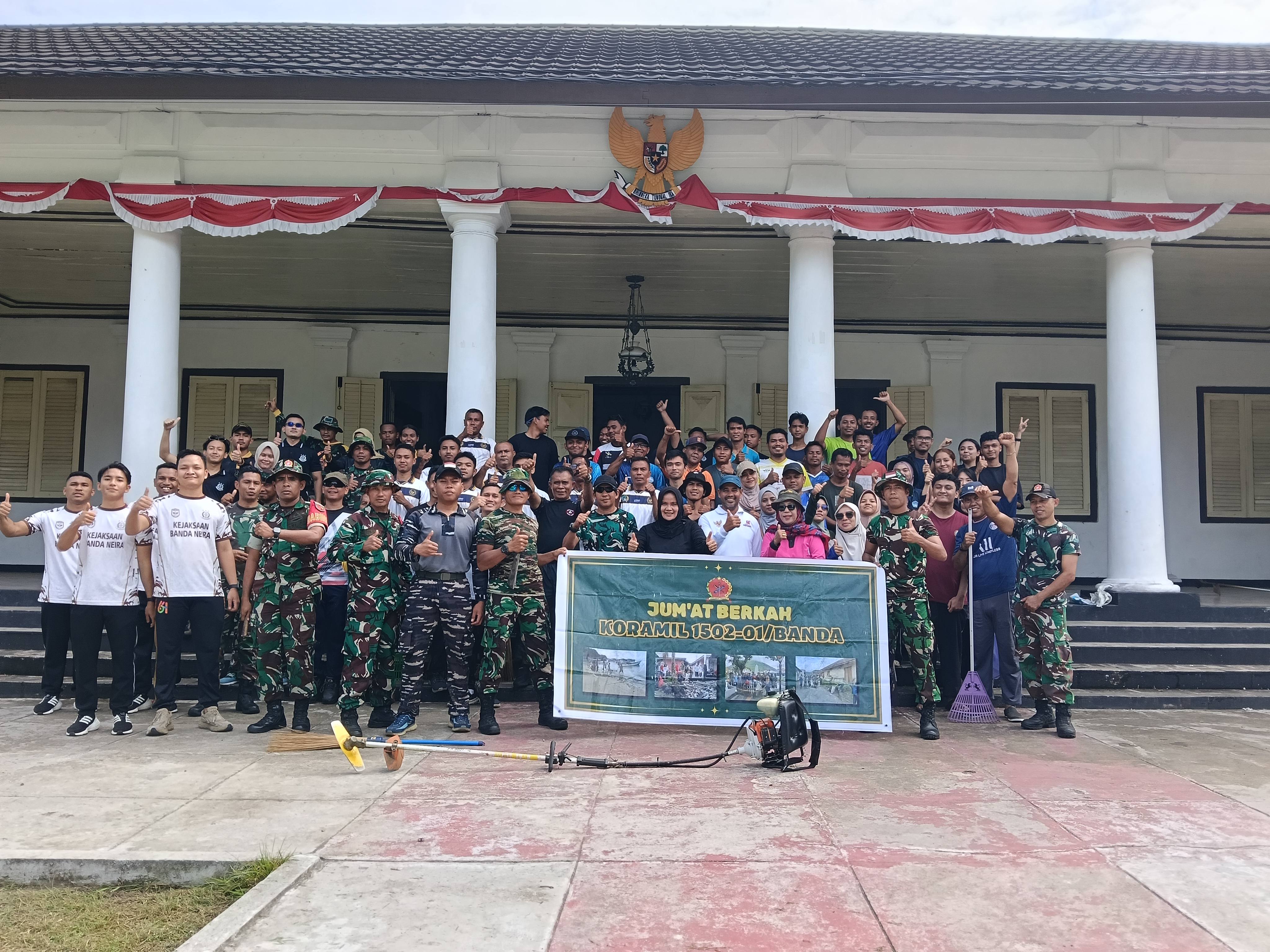 Koramil 1502-01/Banda Bersama Forkopimcam Banda Gelar Kerja Bakti Jum'at Bersih Situs Sejarah Jelang HUT RI Ke-81