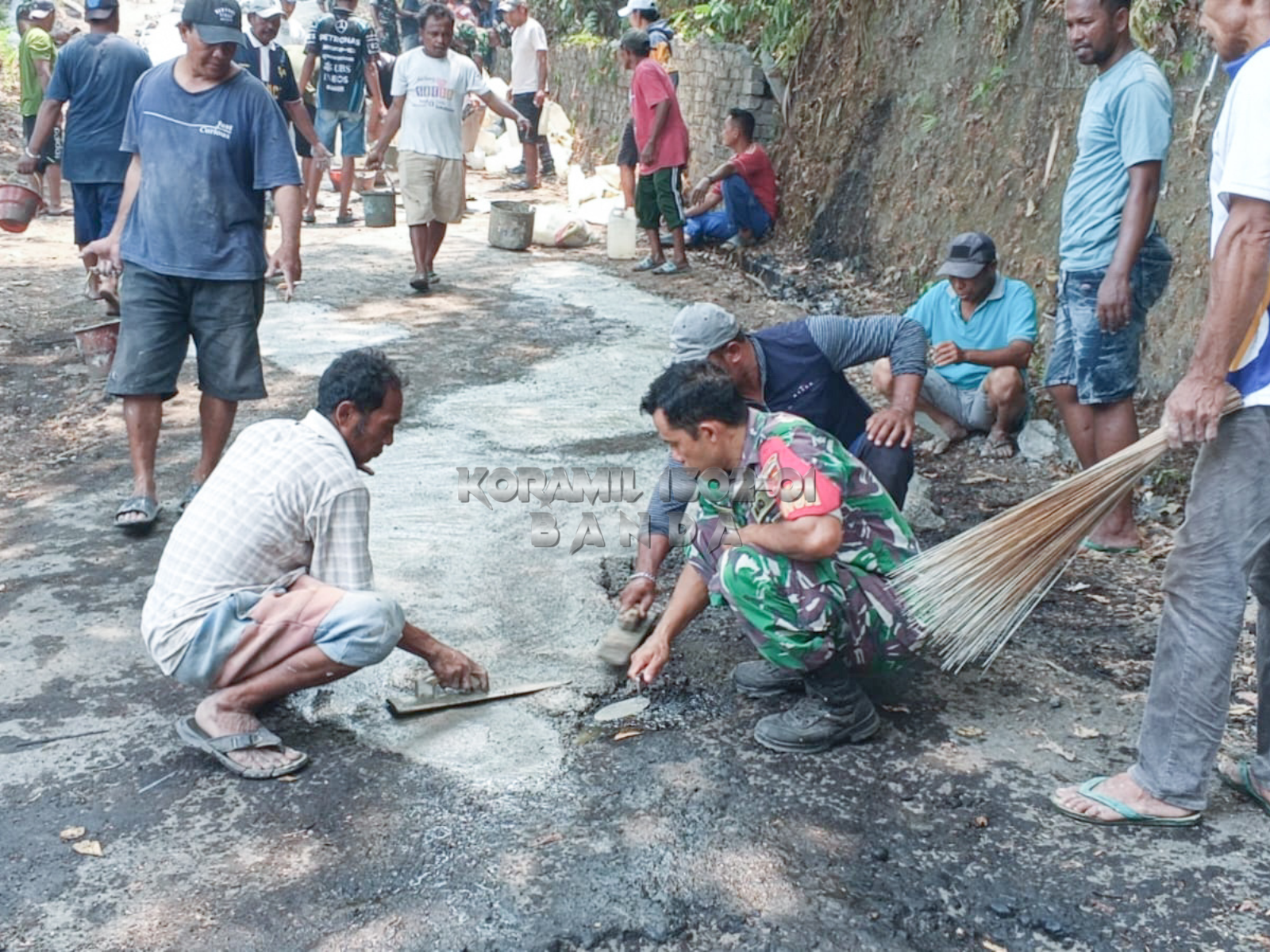 Koramil 1502-01/Banda Gelar Kerja Bakti Bersama Masyarakat Perbaiki Jalan Rusak